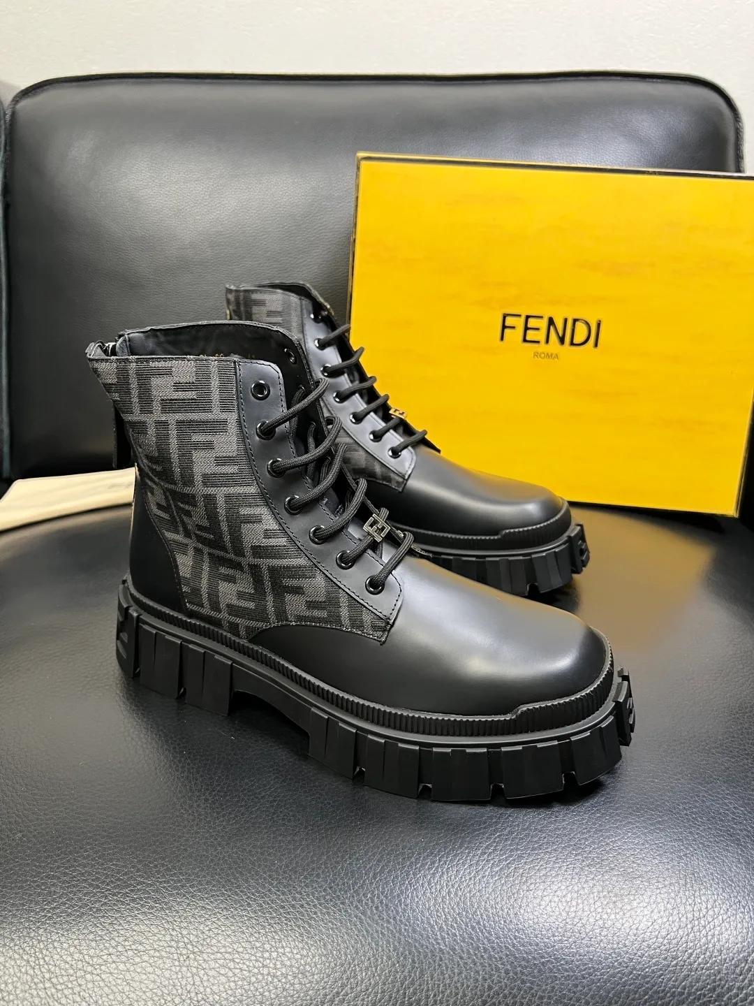 Men's shoes 💰900 FENDI High-quality top craftsmanship, Fendi boots high-top counter synchronization, original factory configuration imported Italian cowhide fly-knit fabric, imported cowhide lining, breathable and comfortable, soles: original soles specially provided by the original factory, original factory and single goods are welcome to compare, code number 39-44 (customized 38 45)